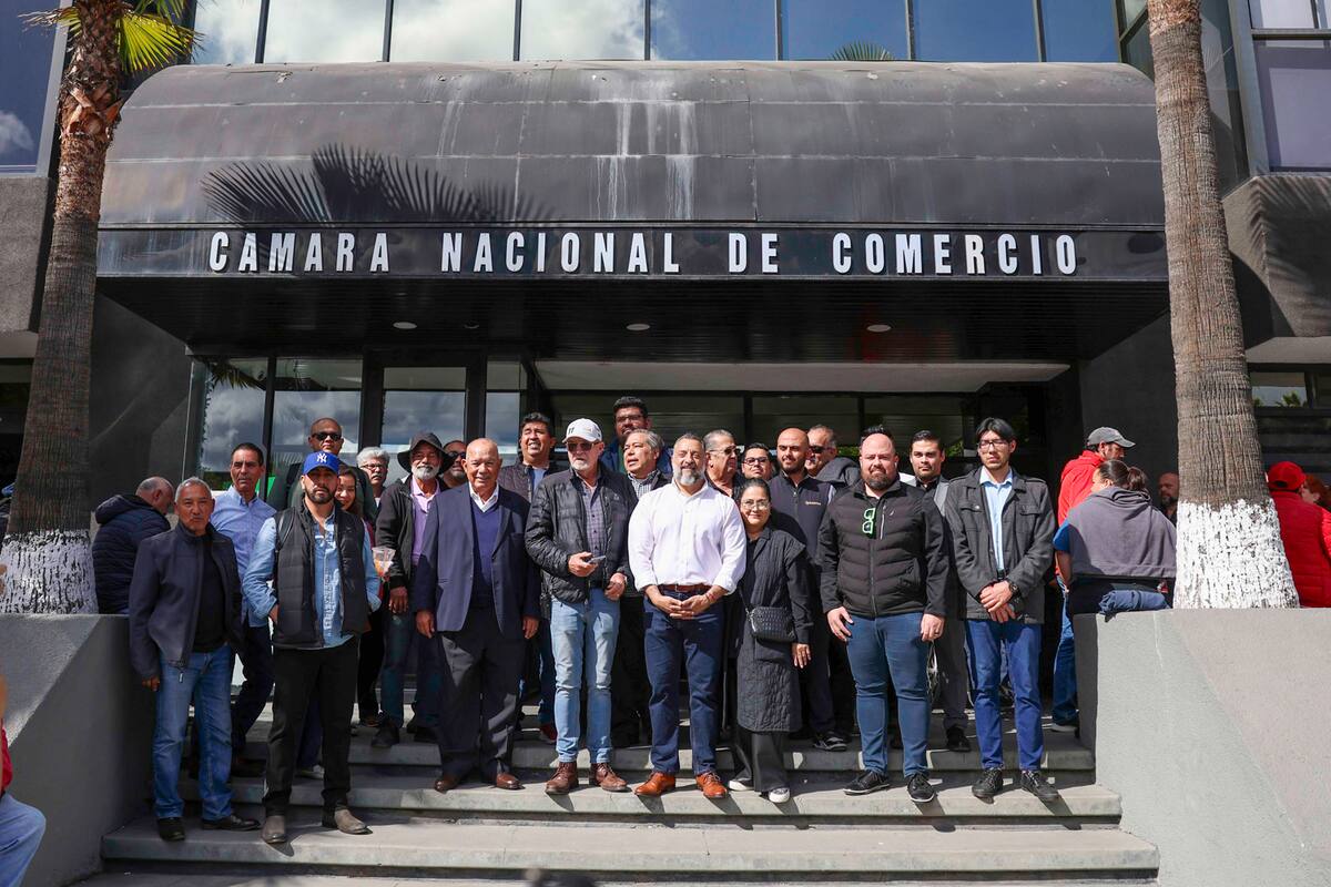 El contingente de inconformes se colocaron para la foto a las afueras de la Canaco.
