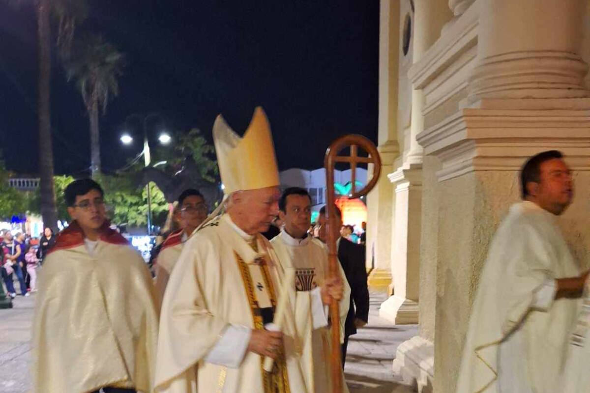 Arzobispo lidera emotiva Vigilia Pascual en Catedral de Hermosillo