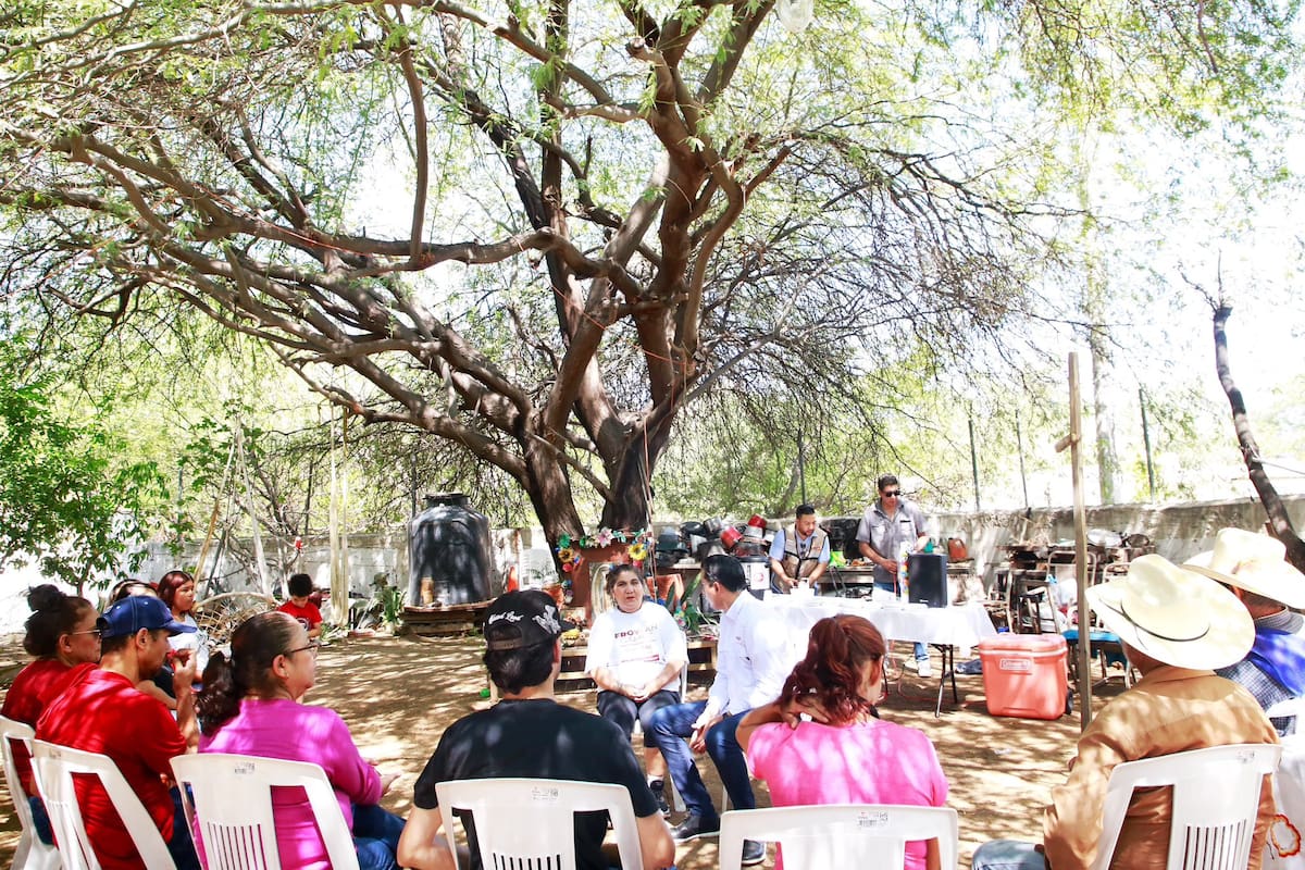 Froylán Gámez sostuvo encuentros con habitantes de Nueva Ilusión, Altares y Villas del Sur durante una jornada informativa.
