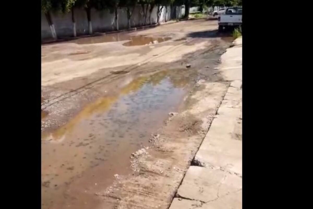 Vecinos bloquean calles de colonia en Ciudad Obregón por baches y falla en drenajes