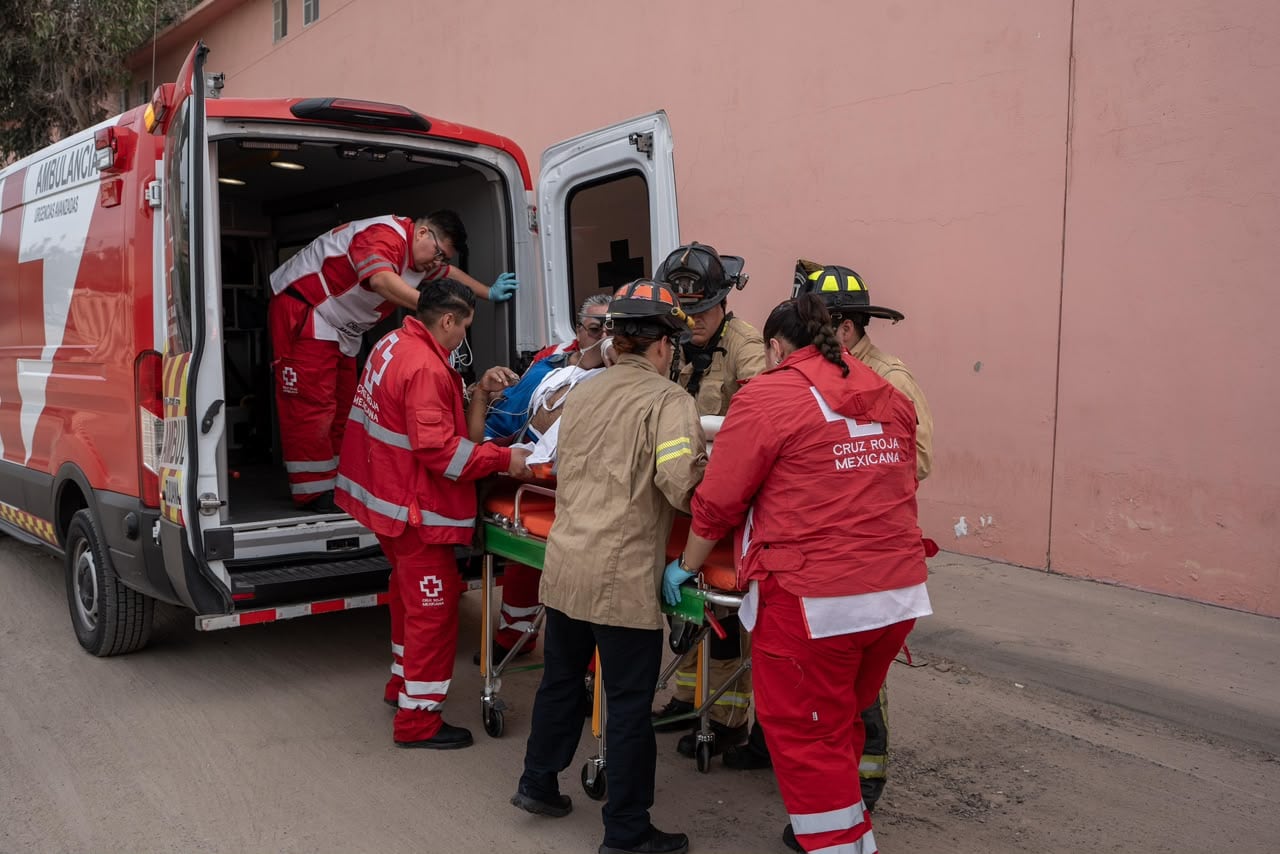 Paramédicos de la Cruz Roja y elementos de Bomberos atendieron a un trabajador que resultó lesionado luego de que una puerta de cuarto frío. El hombre fue trasladado a un hospital. Foto: Cortesía / Border Zoom
