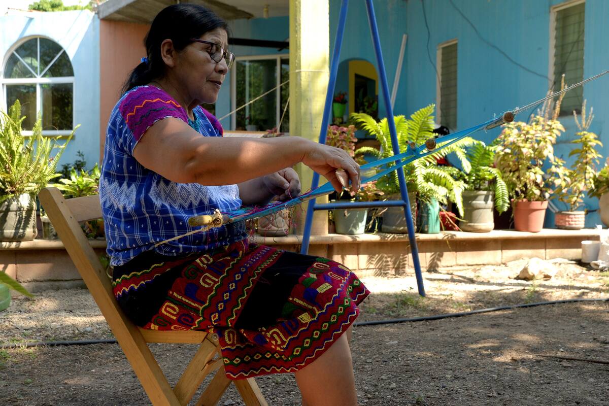 La indígena tzotzil que ganó Premio Nacional de Artes de México por sus telas