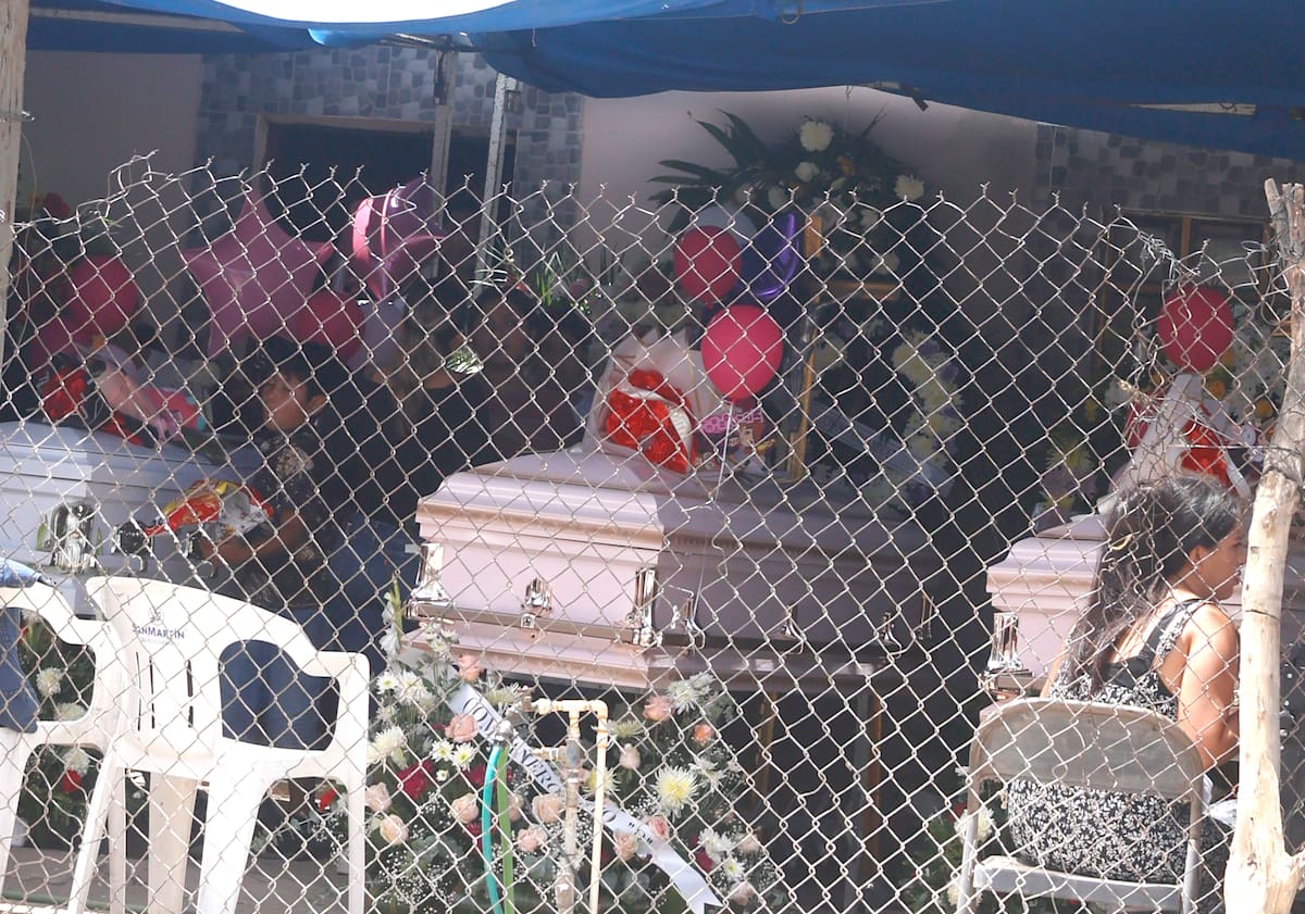 Velorio de los cuerpos de Margarita y sus hijas Meredith, Medelin y Karla. FOTO: TEODORO BORBÓN