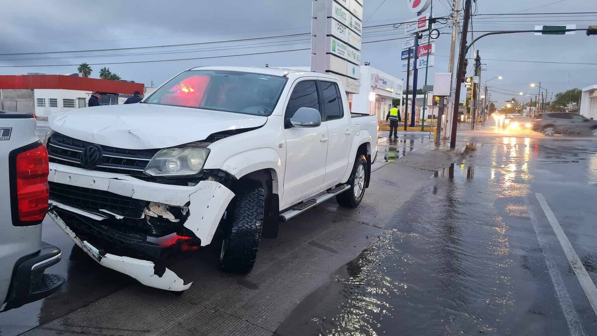Debido a la falla en los semáforos de Veracruz y Monteverde y falta de precaución de conductores hubo un accidente de tránsito entre dos vehículos pick-up y no hubo lesionados. FOTO: JULIÁN ORTEGA
