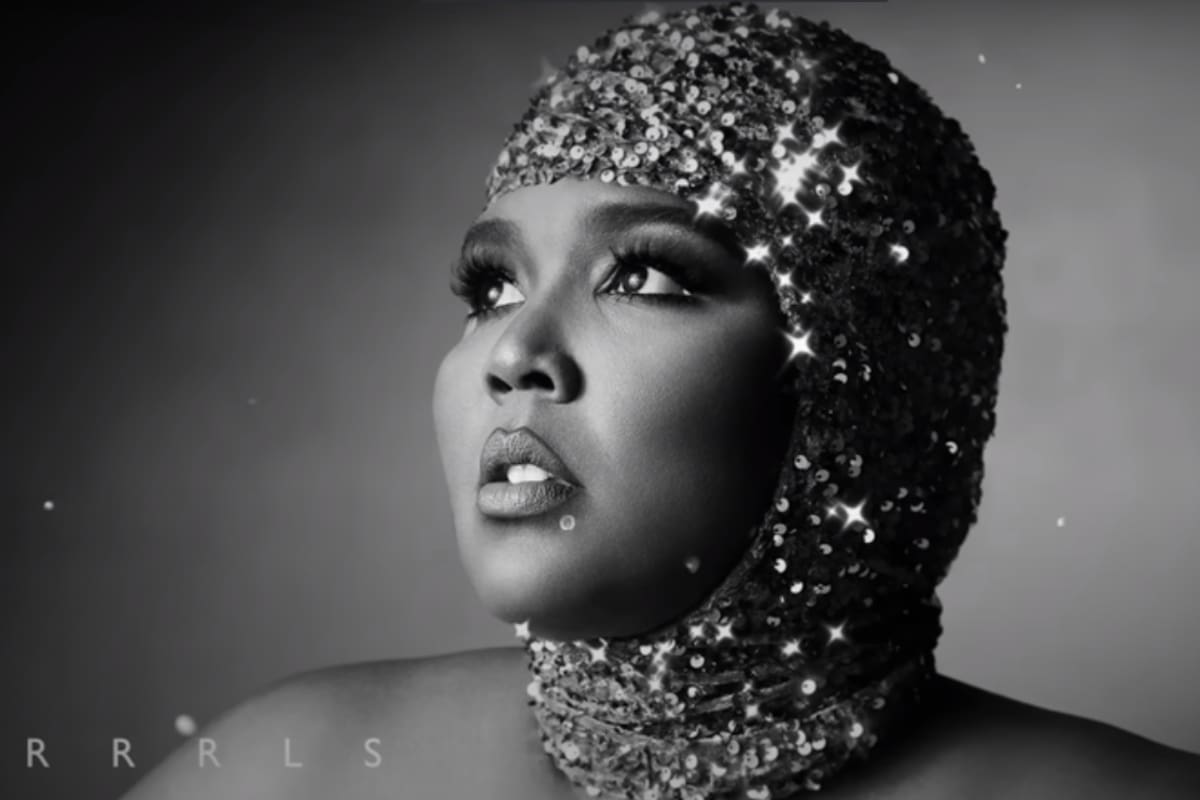 Lizzo cambia letra de su sencillo "Grrrls" ante reacción en redes; ella lo llama "escuchar y tomar medidas"