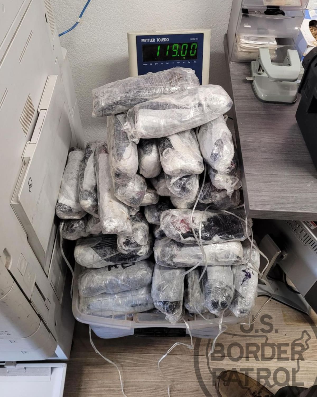 La Patrulla Fronteriza Sector Tucson informó que la metanfetamina fue encontrada en compartimientos adaptados y el caso quedó a disposición de la DEA. | Foto: Manuel Jiménez