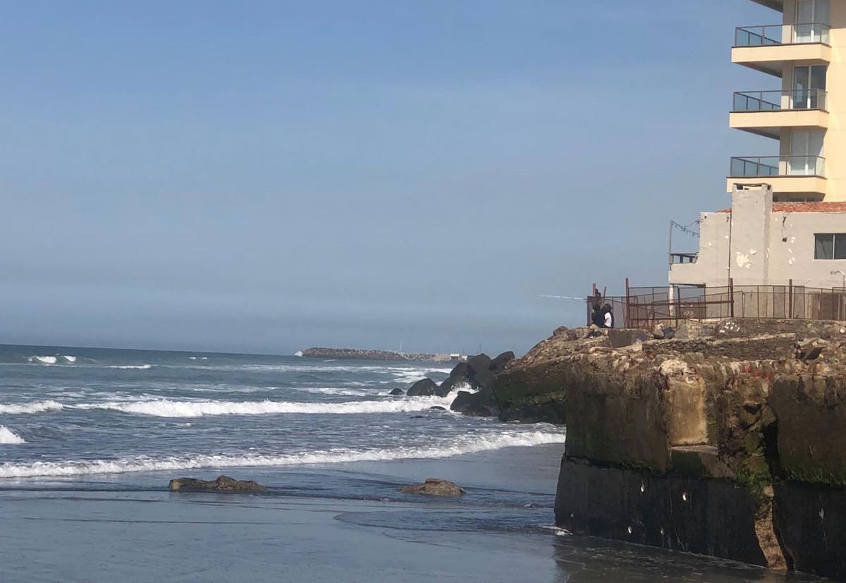 Este domingo se prevén olas de hasta 7 pies de altura.