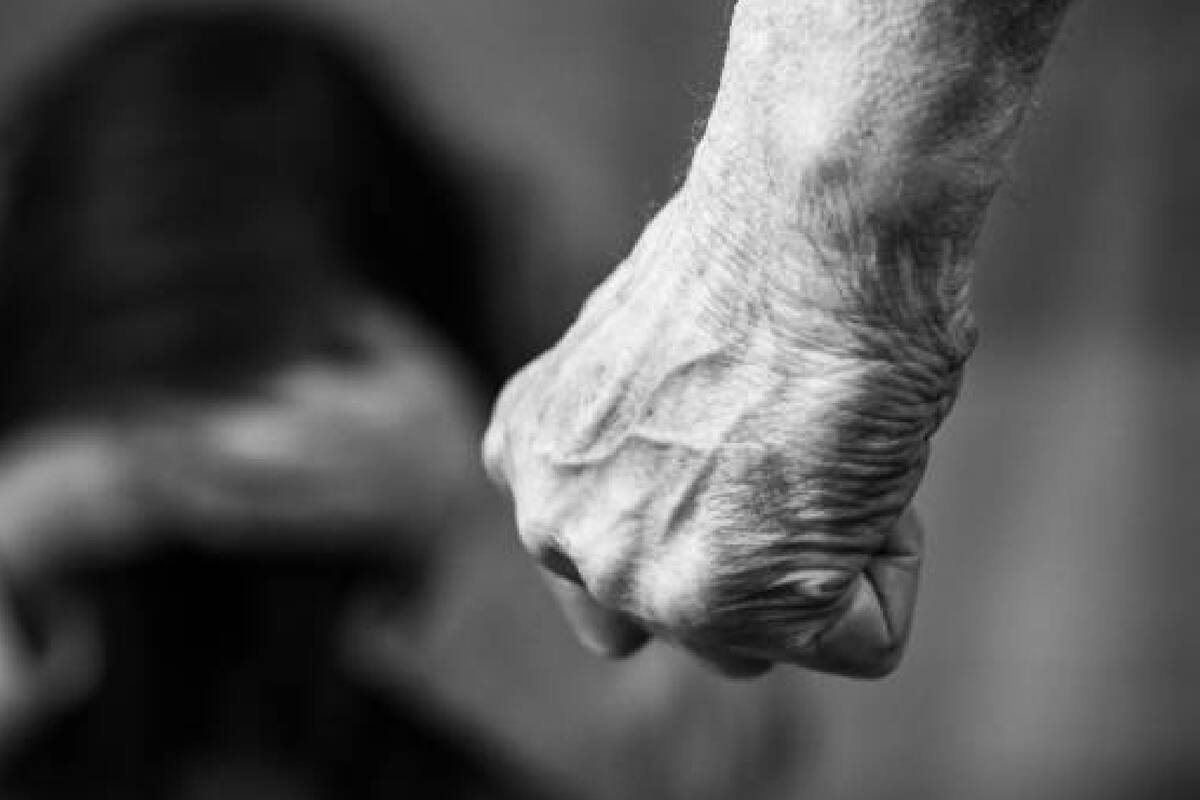 Joven de 23 años golpeaba a su madre por pedirle buscar trabajo: lo sentencian a 10 años de cárcel por violencia familiar