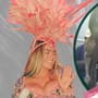 Karol G es blanco de críticas: PETA Latino la señala por usar plumas de aves