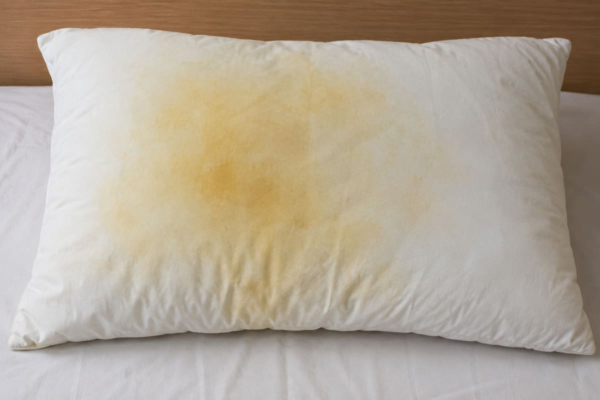 Cómo quitar las manchas amarillas de las almohadas con una mezcla casera | Foto: IA