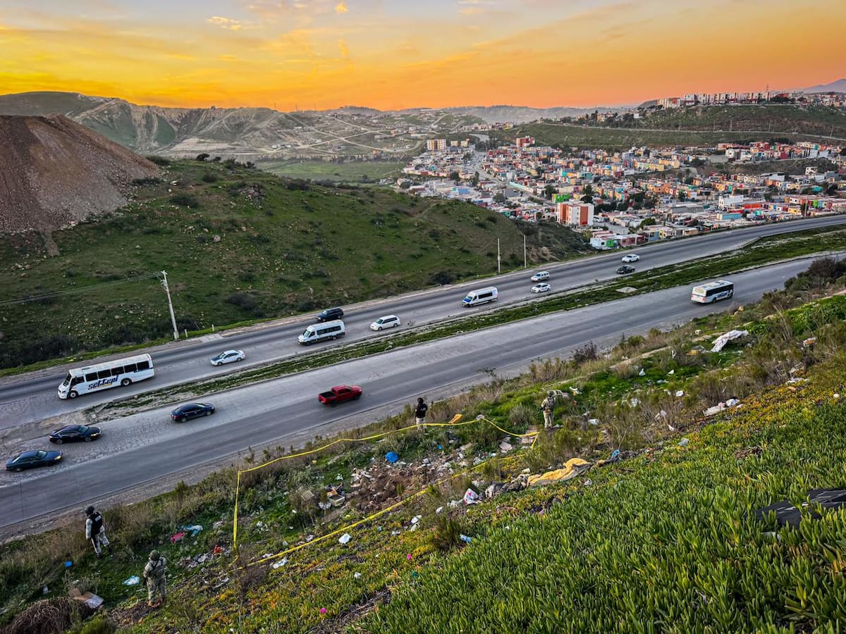 Un cuerpo en estado de descomposición fue localizado enterrado de manera clandestina en una zona de cerro del fraccionamiento Hacienda Las Delicias III. Foto: Border Zoom