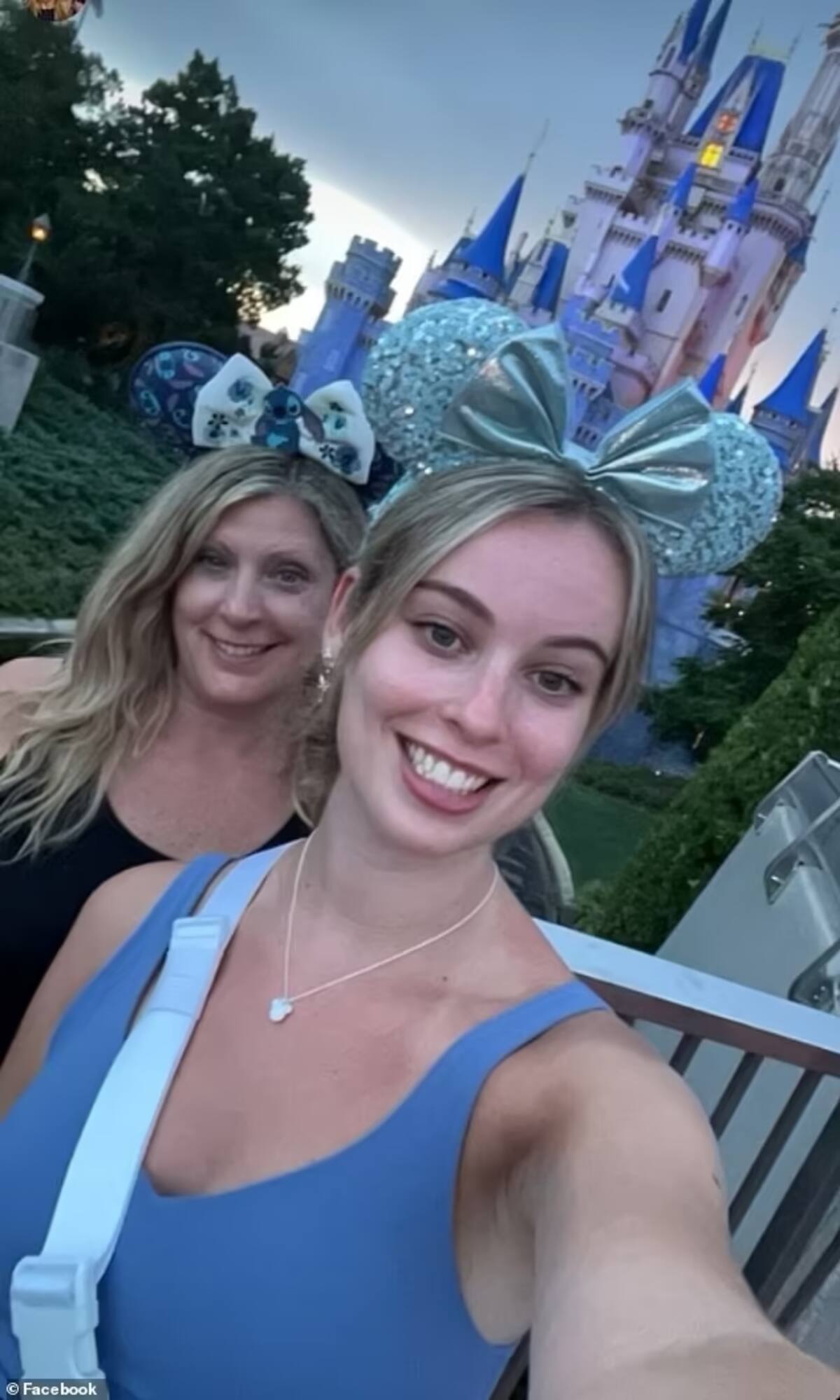 La hermana de Cameron, Sarah, con su madre Diane Cameron en un viaje anterior a Disney. Foto: DailyMail / Fcebook
