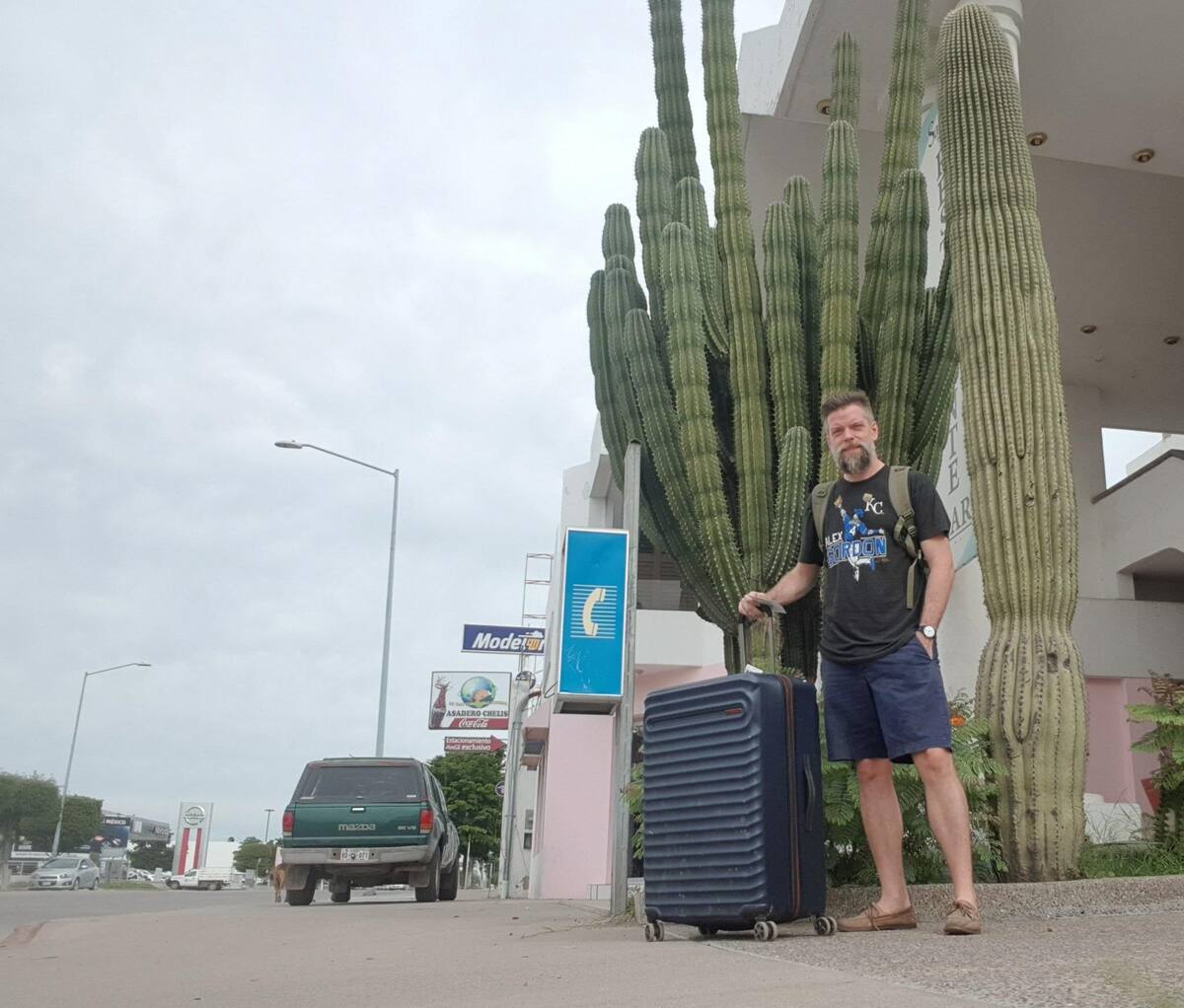 El pintor británico llegó a Sonora el pasado martes.