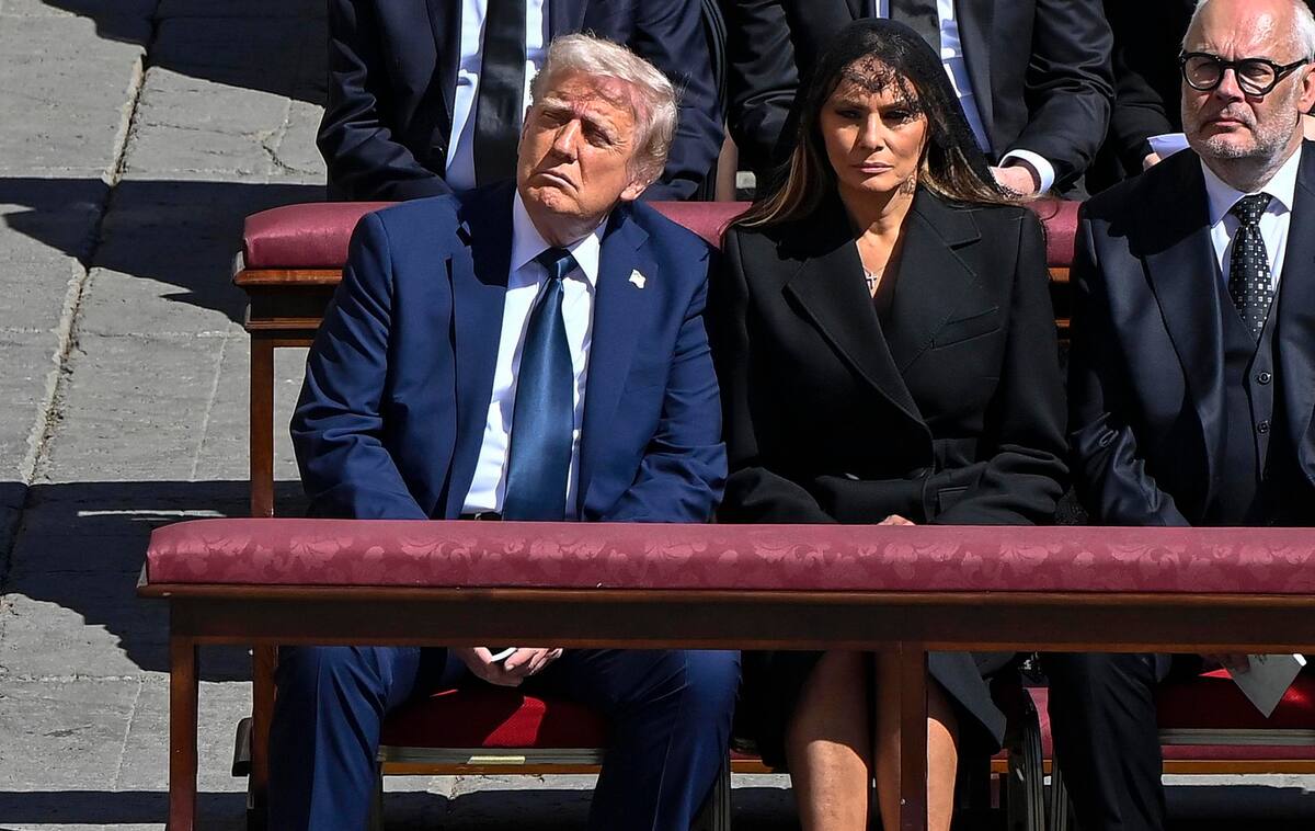 Melania Trump dice que rezó por la paz en el mundo durante el funeral del papa Francisco.