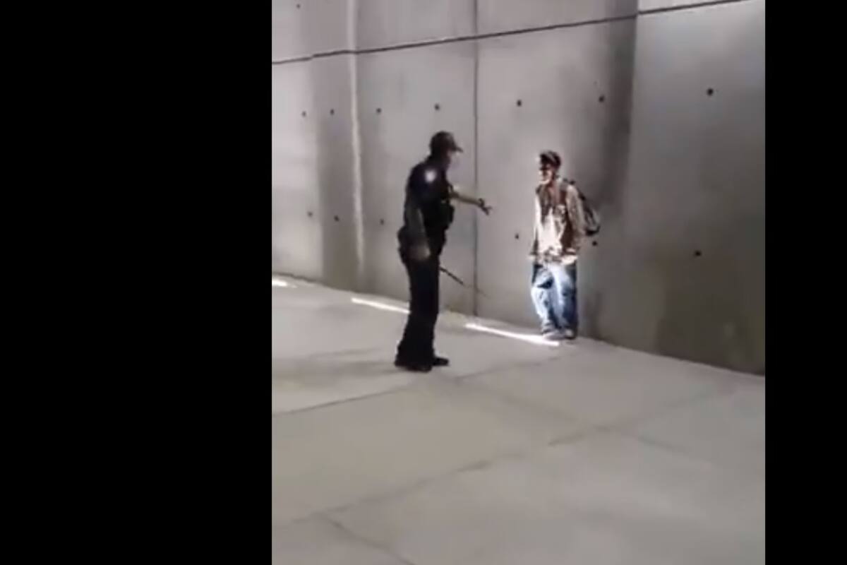 VIDEO: Agentes someten a hombre que intentaba cruzar a EU