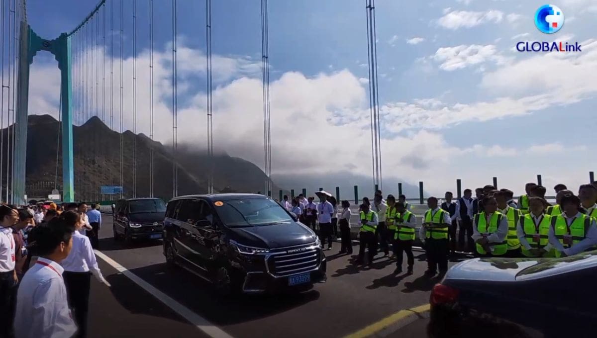 GUIYANG, 28 sep, El puente más alto del mundo abrió al tráfico la mañana de hoy domingo luego de tres años de construcción en la provincia suroccidental china de Guizhou | Xinhua