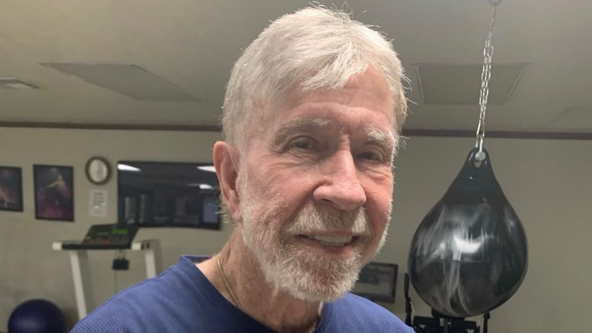 Chuck Norris es hospitalizado de emergencia en Hawái a los 86 años tras sufrir un incidente repentino durante su entrenamiento en la isla de Kauai