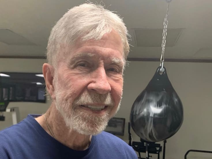 Chuck Norris es hospitalizado de emergencia en Hawái a los 86 años tras sufrir un incidente repentino durante su entrenamiento en la isla de Kauai