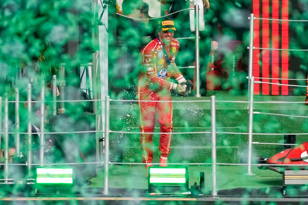 El piloto español de Ferrari, Carlos Sainz, centro, celebra tras ganar el Gran Premio de Fórmula 1 en la Ciudad de México el domingo 27 de octubre del 2024. (AP Foto/Eduardo Verdugo)