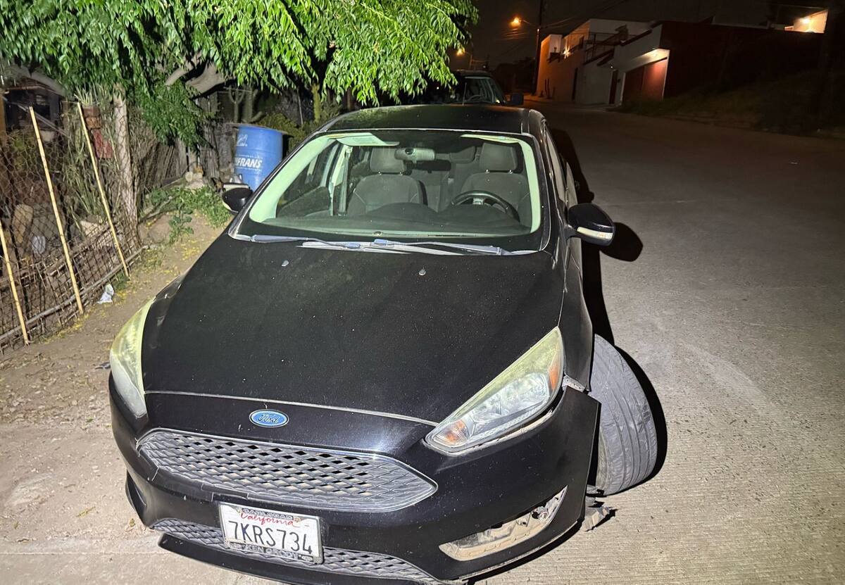 El asaltante chocó con un vehículo Ford Focus negro, que se encontraba estacionado a las afueras de una vivienda.