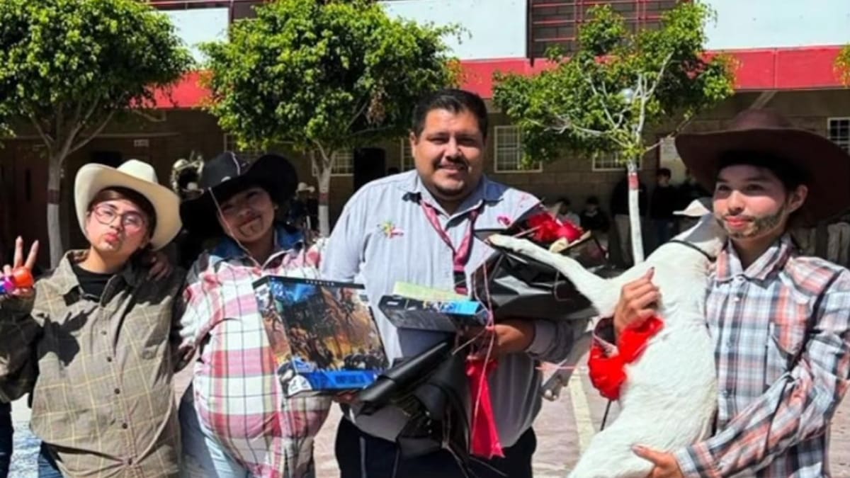 Con chivito, flores y banda: alumnos sorprenden a maestro en Tijuana para pedirle que sea su padrino de graduación y video se vuelve viral