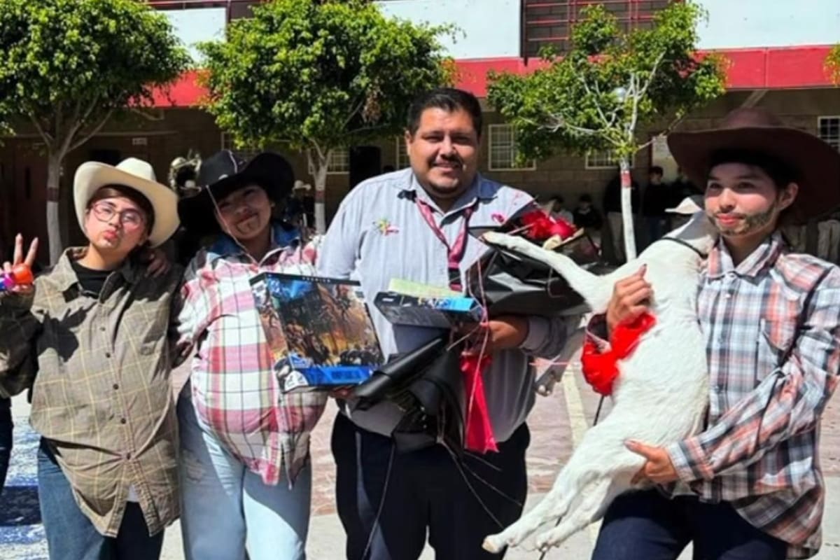 Con chivito, flores y banda: alumnos sorprenden a maestro en Tijuana para pedirle que sea su padrino de graduación y video se vuelve viral