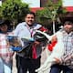 Con chivito, flores y banda: alumnos sorprenden a maestro en Tijuana para pedirle que sea su padrino de graduación y video se vuelve viral