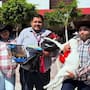Con chivito, flores y banda: alumnos sorprenden a maestro en Tijuana para pedirle que sea su padrino de graduación y video se vuelve viral
