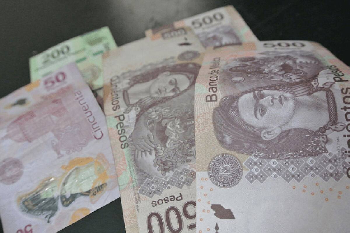 Peso mexicano opera a la baja