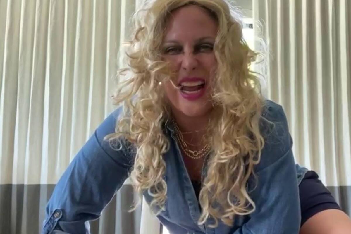 Angélica Vale parodia el bochornoso video de Paulina Rubio