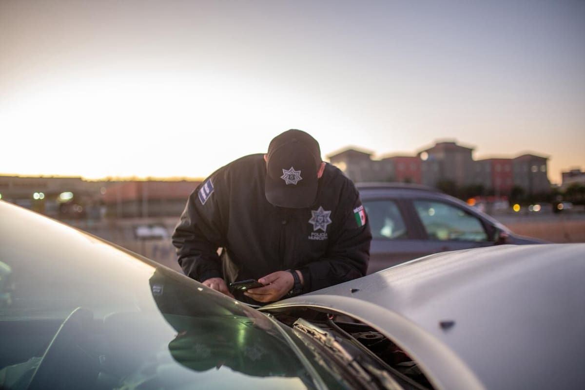Un accidente de tránsito tipo choque por alcance involucró a tres vehículos y dejó únicamente daños materiales sobre la Vía Rápida Oriente. Foto: Border Zoom