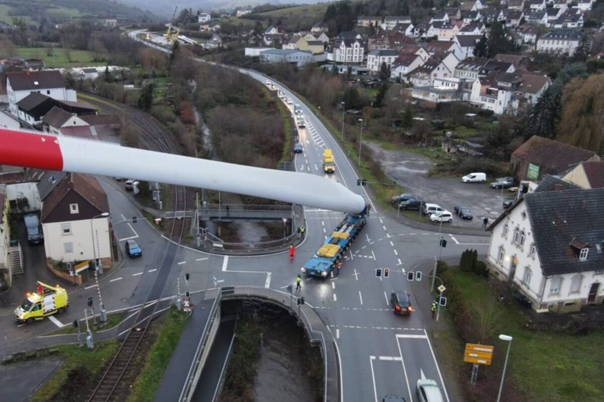 Camión transporta un enorme álabe de un aerogenerador
