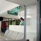 Mientras el IMSS ofrece cuotas bajas con derecho a pensión, el seguro privado garantiza atención médica inmediata: ¿cómo saber cuál te conviene elegir según tu edad, estado de salud actual y presupuesto familiar?