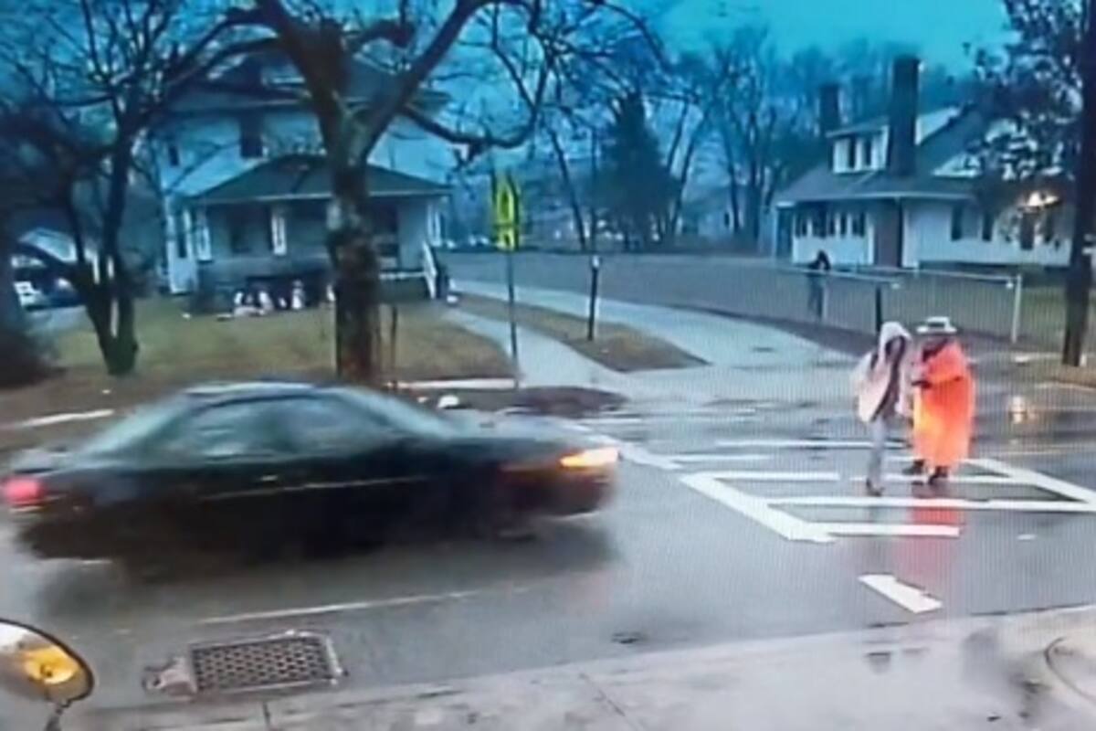 Policía salva a niño de ser atropellado y acaba embestida por el auto
