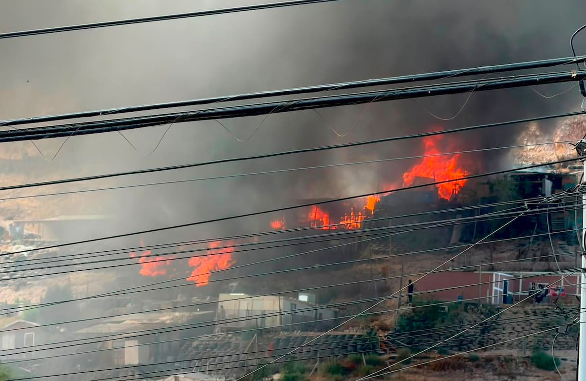 Un incendio registrado en la colonia Cerro Colorado, en Tijuana, dejó tres viviendas con pérdida total y una más con daños parciales; vecinos rescataron a una persona antes de la llegada de los bomberos.
Fotos: Border Zoom.