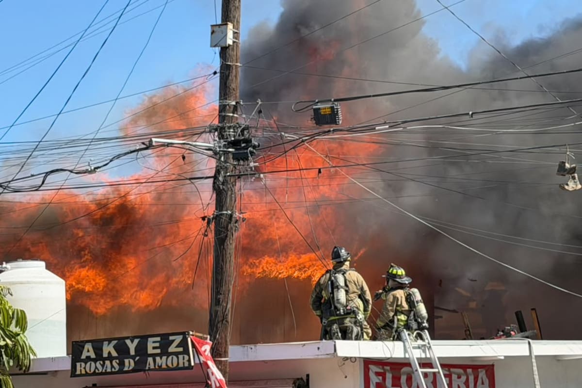 Incendio alcanza viviendas y locales comerciales en Zona Centro de Tijuana
