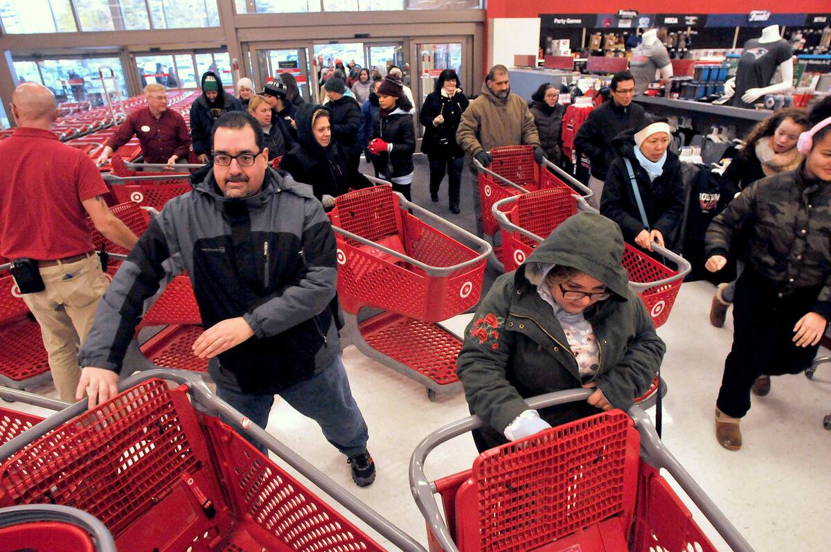 ARCHIVO. Personas compran en Target durante el Black Friday en Plainville, Mass., Friday, Nov. 23, 2018. | Crédito: Mark Stockwell/The Sun Chronicle via AP