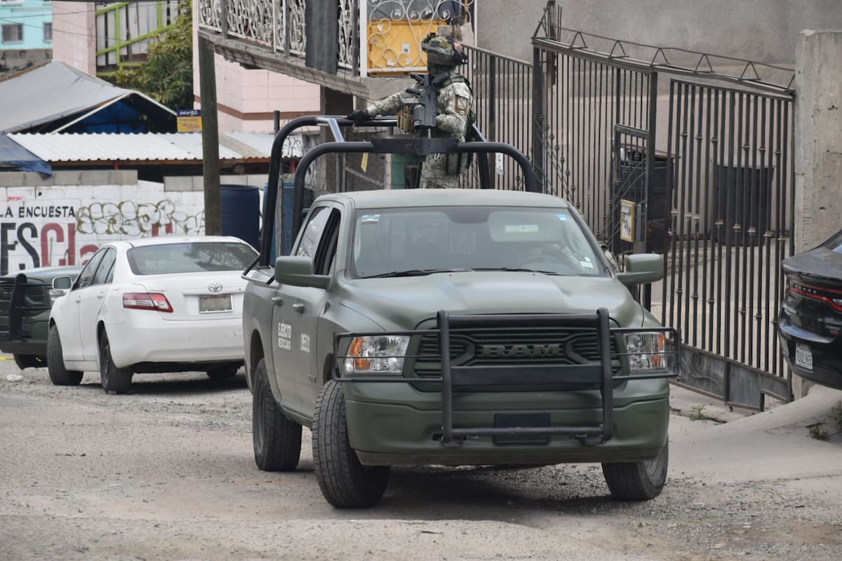 Una mujer fue localizada sin vida con impactos de bala en calles de la colonia Infonavit Latinos durante la mañana de este jueves; autoridades investigan el caso y hasta el momento no se reportan personas detenidas. Foto: Roberto García