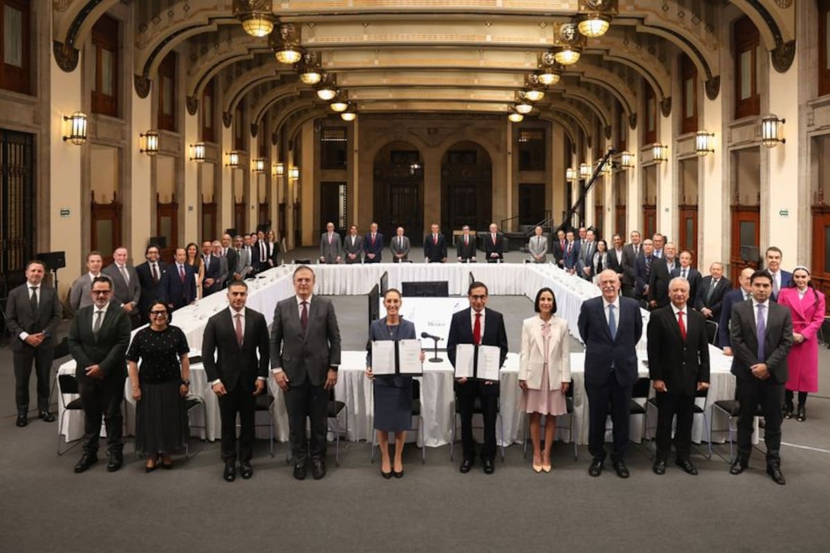 Claudia Sheinbaum durante la firma del acuerdo con la Iniciativa Privada sobre el precio de la canasta básica en México. | Facebook: Claudia Sheinbaum Pardo