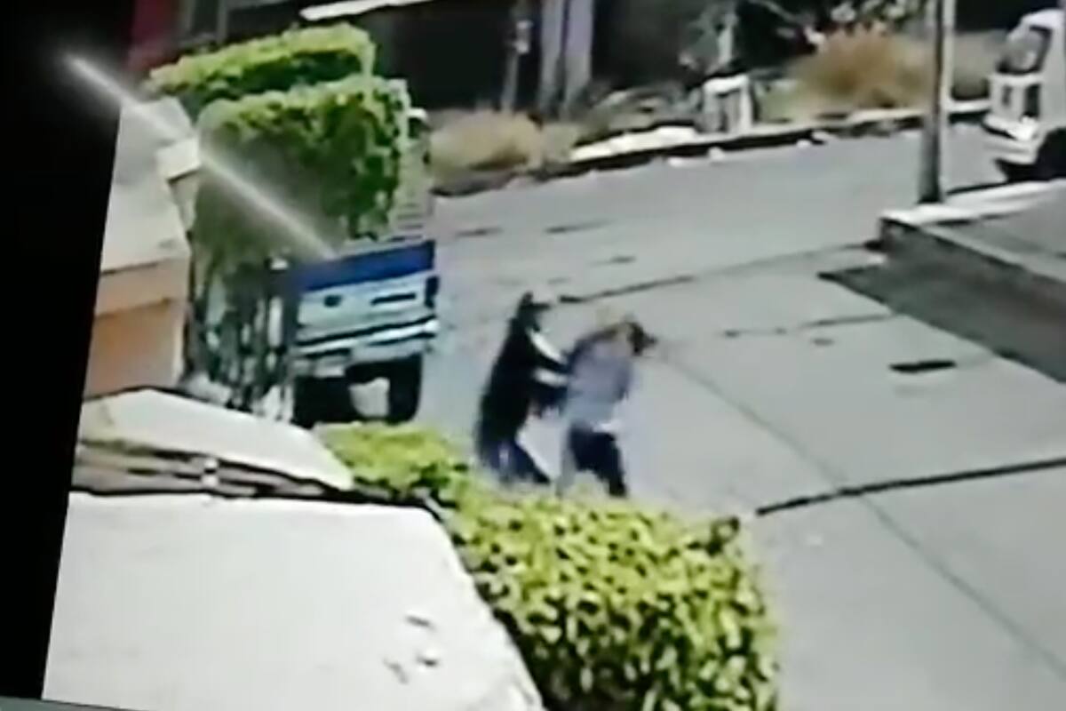 Violento asalto a una mujer es captado en video en Ecatepec