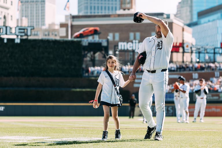 Genevieve, hija de siete años de Justin Verlander, corrió al montículo para abrazarlo mientras Hinch se disponía a hacer el cambio de pitcher. (Foto: X @tigers)