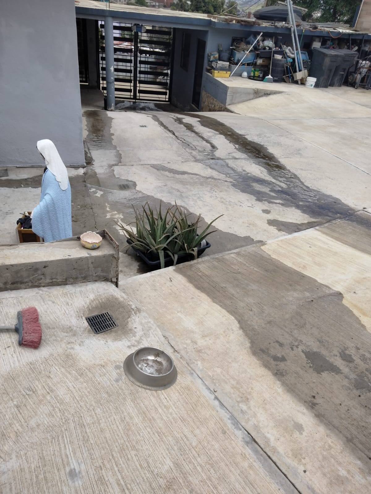 Vecinos de la colonia Las Torres se quejan por el constante derrame de agua potable.