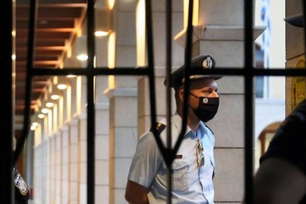 Arrestan a sacerdote tras ataque con ácido contra obispos en Atenas
