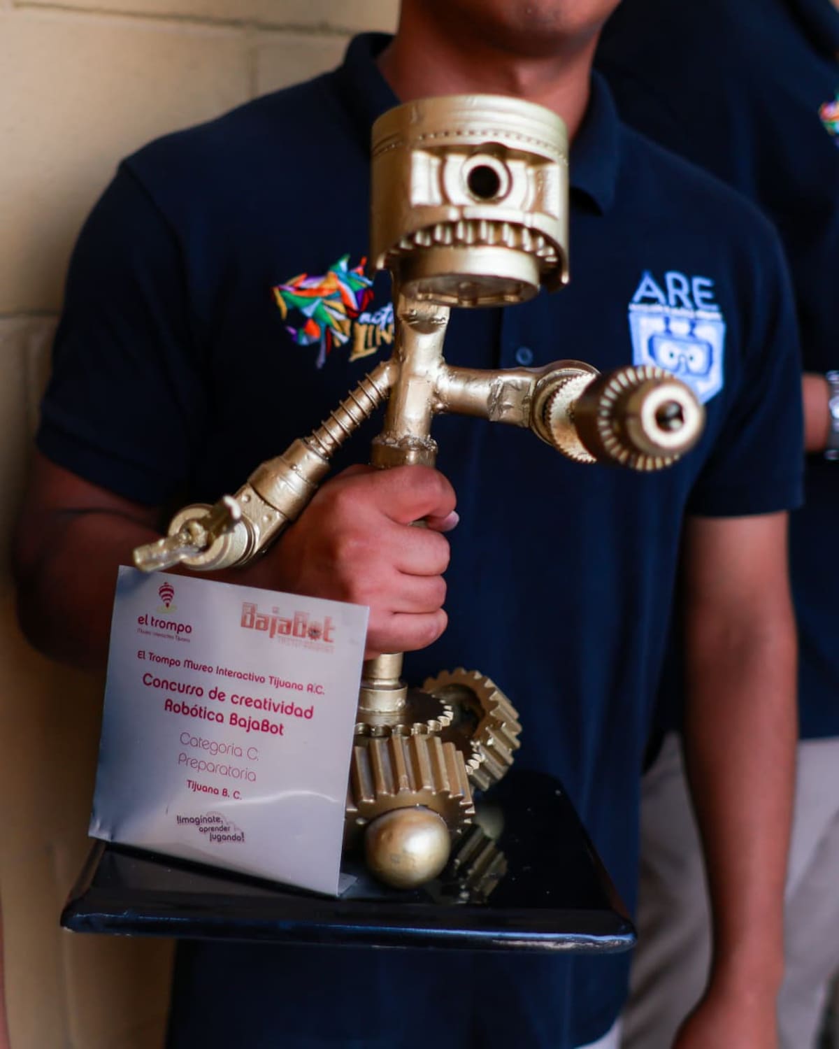 Alumnos recibieron sus trofeos durante el encuentro realizado con autoridades estatales. Foto: Cortesía