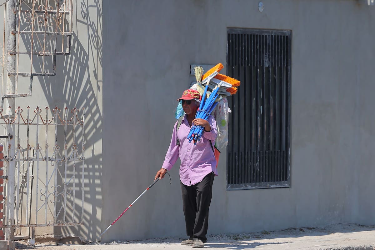 “Uno se acostumbra a todo, menos a no comer”: José, el vendedor invidente que recorre Hermosillo con sus escobas
