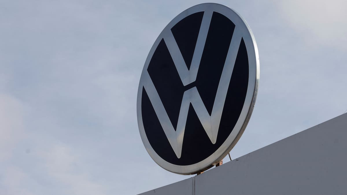 Trabajadores de Volkswagen Puebla amenazan con volver a la huelga y rechazar el aumento de 10.04% tras el recorte de 786 empleos, mientras preparan la votación del 11 de septiembre