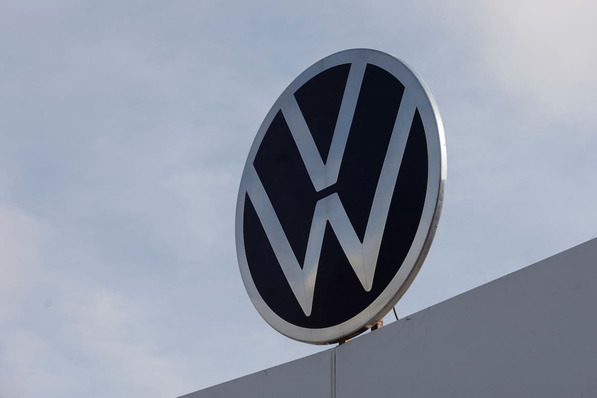 Trabajadores de Volkswagen Puebla amenazan con volver a la huelga y rechazar el aumento de 10.04% tras el recorte de 786 empleos, mientras preparan la votación del 11 de septiembre