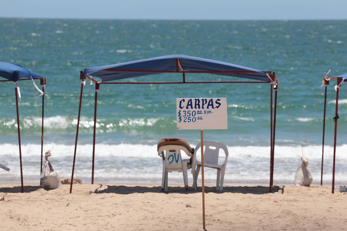 Turistas pueden alquilar carpas en la playa de Bahía de Kino durante su visita. FOTO: BANCO DIGITAL