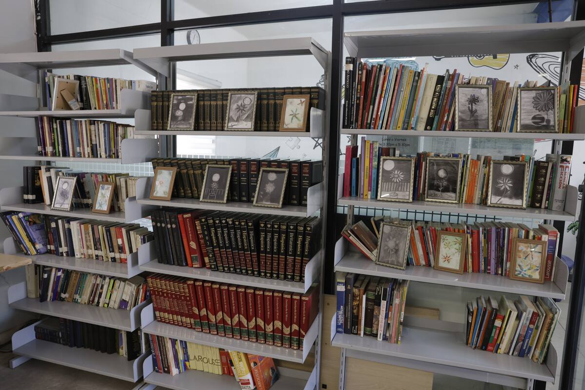 Los menores cuentan con una biblioteca para realizar sus consultas. FOTO: TEODORO BORBÓN
