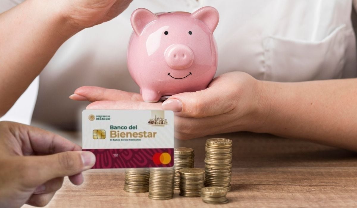 Una persona sosteniendo una alcancía de cochinito en sus manos y pilas de monedas. Una mano con una tarjeta del banco de bienestar
